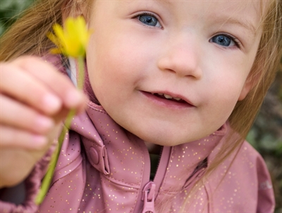 Pige iklædt CeLaVi regnsæt nostalgia rose med glimmer