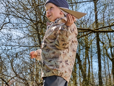 Dreng iklædt CeLaVi regnsæt flint stone med aftagelig hætte