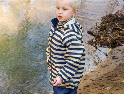 Dreng iført CeLaVi regnsæt oceania med aftagelig hætte