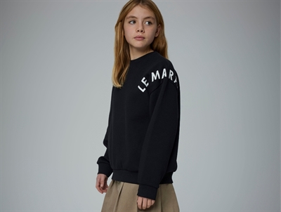 Pige iført Name It sort sweatshirt med print