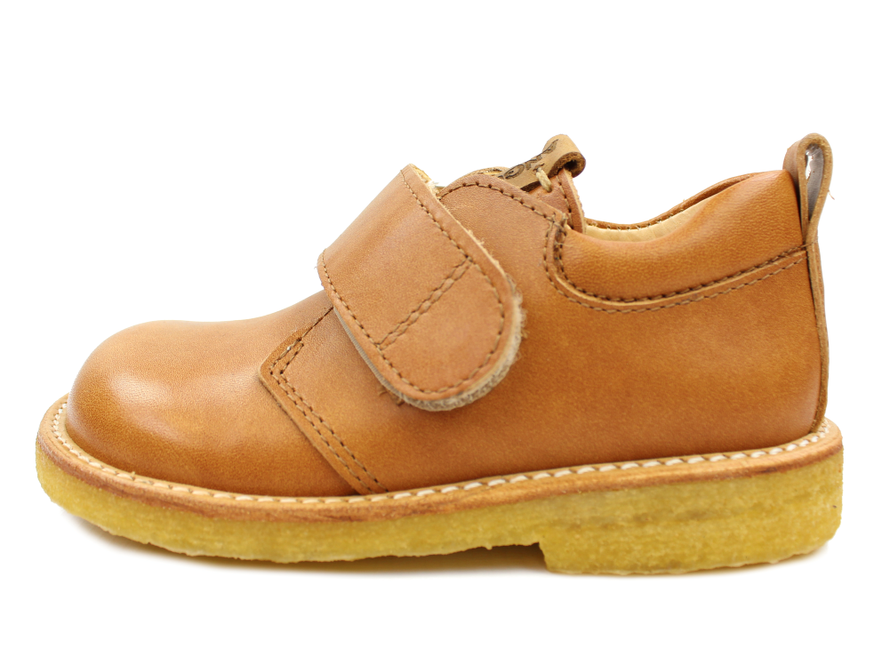 Angulus brede sko tan med cognacfarvet logo 3271-101 Udsalget er i fuld gang hos MilkyWalk