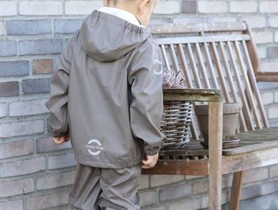 Mikk-line regnsæt cinder bæres af barn