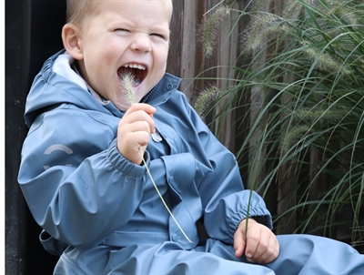 Mikk-line regnsæt strong blue bæres af barn