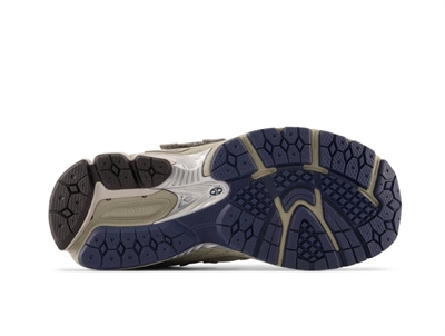 New Balance 2002 børnesneaker i grå nuance med velcrolukning