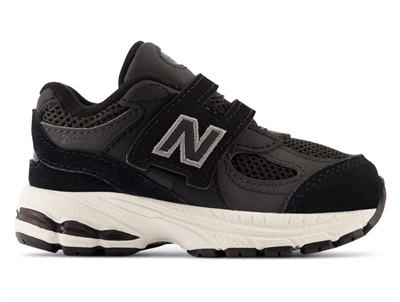 New Balance 2002 børnesneaker i sort med velcrolukning