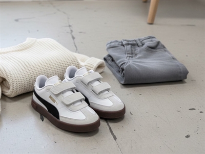 Puma Club II Era V PS sneaker i hvid med sort stribe