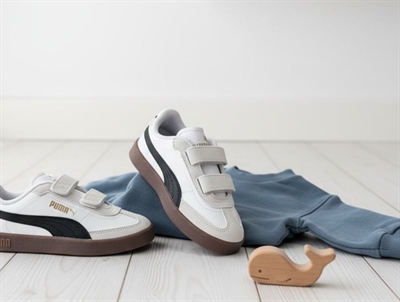 Puma Club II Era V PS sneaker i hvid med sort stribe