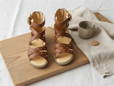 Angulus sandal gladiator cognac med nitter