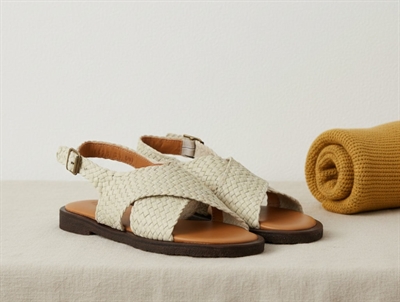Angulus håndflettet krydssandal i lys beige læder med spænde og åben tå