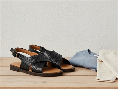 Angulus håndflettet krydssandal sort med spænde og åben tå