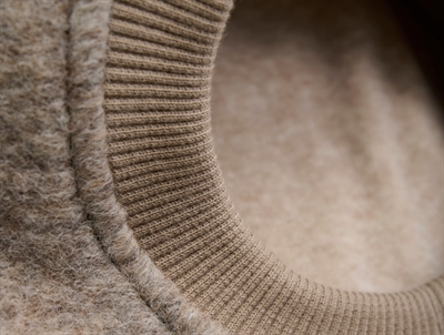 Nærbillede af Huttelihut balaclava camel melange ved ansigtsåbning