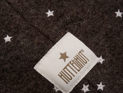 Huttelihut elefanthue dark brown melange med stjernebroderi og logomærke