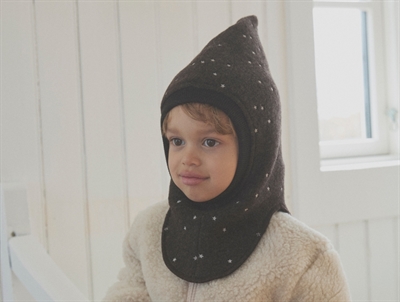 Huttelihut elefanthue dark brown melange med stjernebroderi brugt af barn