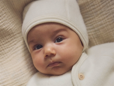HUTTEliHUT hue i råhvid nuance på baby