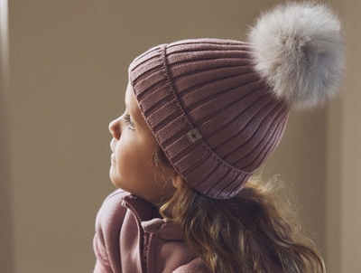 Huttelihut hue i rosa nuance med pompon på model