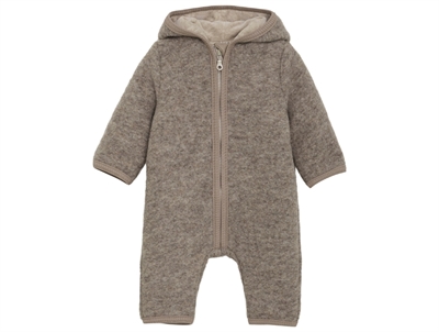 Huttelihut køredragt i camel melange med blød uld og hætte set forfra