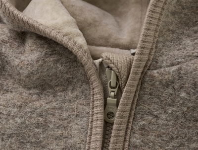 Huttelihut køredragt i camel melange med blød uld og hætte set tæt på lynlås