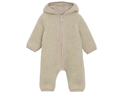 Huttelihut pramsuit i cement med blødt teddy look og hætte set forfra