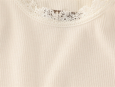 Huttelihut body antique white blondekant detalje