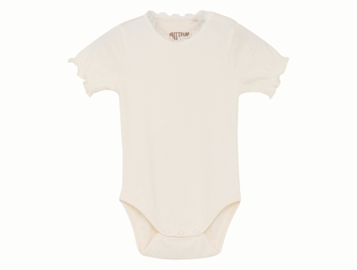Huttelihut body antique white med korte ærmer og blondekant forfra