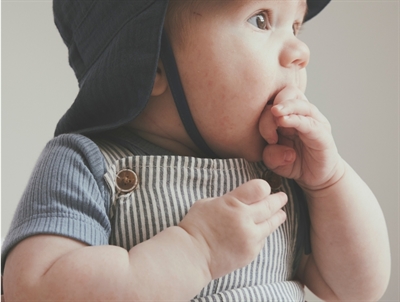 baby iklædt Huttelihut smækbukser bering sea stribet 