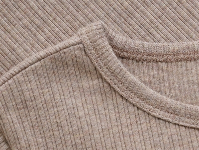 Detaljebillede af Huttelihut T-shirt i farven white pepper halsudskæring