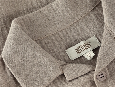 Detalje af Huttelihut skjorte i blød grå bomuldsmuslin