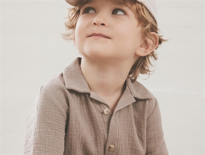 Dreng i klædt Huttelihut skjorte i grå moon rock muslin med korte ærmer