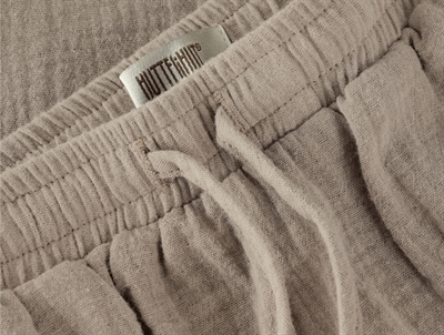 Detalje af Huttelihut shorts i grå bomuldsmuslin med snøre