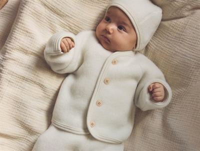 Huttelihut jakke i råhvid nuance på baby