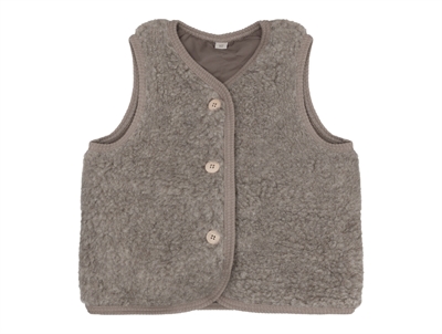 Huttelihut vest i brun nuance set forfra med knapper