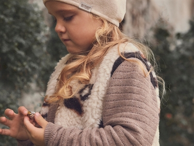Huttelihut vest i graa nuance med leopardprint paa barn