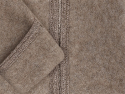 Huttelihut køredragt i brun uldfleece detalje af materiale