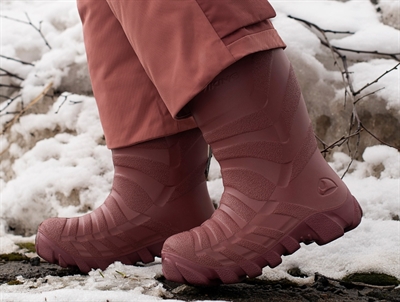 Viking Ultra Warm termostøvle pink med uldfor på barn i sne i naturen