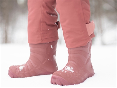 Viking Ultra Warm termostøvle pink med uldfor set på barn i sne