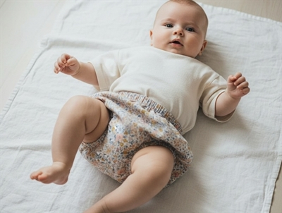 Wheat shorts nappy warm sand med blomster