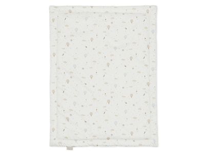 Cam Cam Copenhagen quiltet tæppe Dreamland i råhvid nuance med luftballoner og skyer