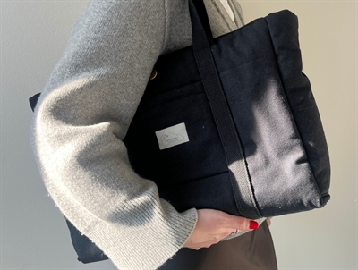 Cam Cam Copenhagen pusletaske Black i sort nuance med fold-ud pusleunderlag