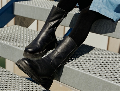 Sort læderstøvle med lynlås og elastik fra Angulus