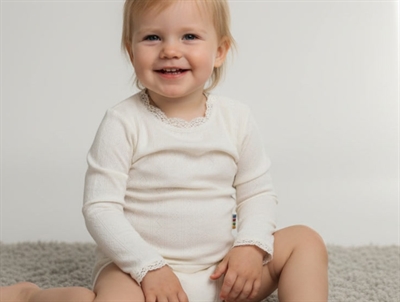 Joha body merinould/silke natur med blonde og trykknapper