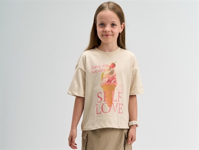 Pige iklædt THE NEW t-shirt i råhvid med isvaffel print