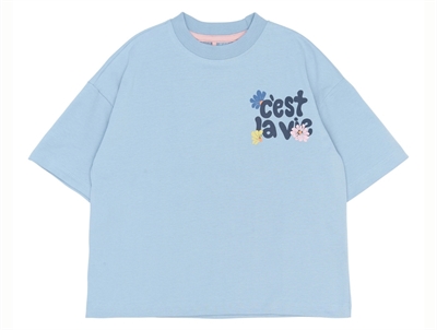 THE NEW t-shirt i lyseblå med c’est la vie blomsterprint foran