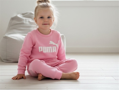 Barn iført Puma sweat sæt i lyserød med logo