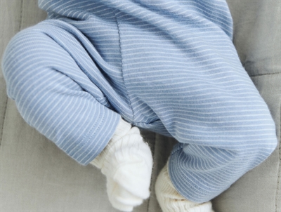 Baby iført Wheat Silas leggings faded blue stripe