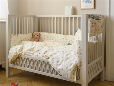Cam Cam Copenhagen sengerand monteret i babyseng med vintage toys print