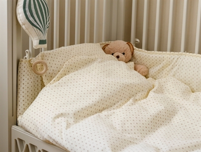 Cam Cam Copenhagen sengerand monteret i babyseng med rowan print