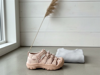Keen Newport H2 sandal i rosa med lukket tå og velcro
