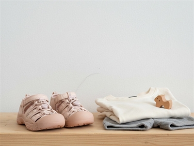 Keen Newport H2 sandal i rosa med lukket tå og velcro