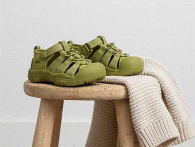 Keen Newport H2 sandal golden cypress monochrome med velcro og lukket tå