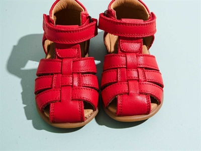Bisgaard Carly sandal red apple med lukket tå